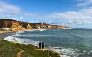 Barranco Sahili, Algarve, Güney Portekiz 'deki kayalıklar arasında inanılmaz mavi sularla muhteşem bir kumsal. Yüksek kalite fotoğraf