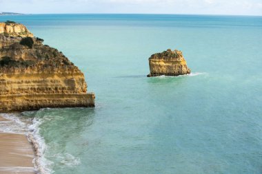 Marinha Sahili ve Mesquita Sahili 'nin havadan görünüşü. Carvoeiro 'da güzel bir sahil, Algarve, Portekiz' de. Yüksek kalite fotoğraf