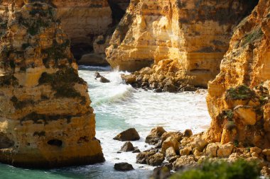 Marinha Sahili ve Mesquita Sahili 'nin havadan görünüşü. Carvoeiro 'da güzel bir sahil, Algarve, Portekiz' de. Yüksek kalite fotoğraf