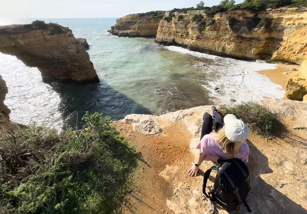 Kaya oluşumları, sahil okyanus kayalıkları erozyon yürüyüşü, yürüyüş seyahatleri. Yüksek kalite fotoğraf