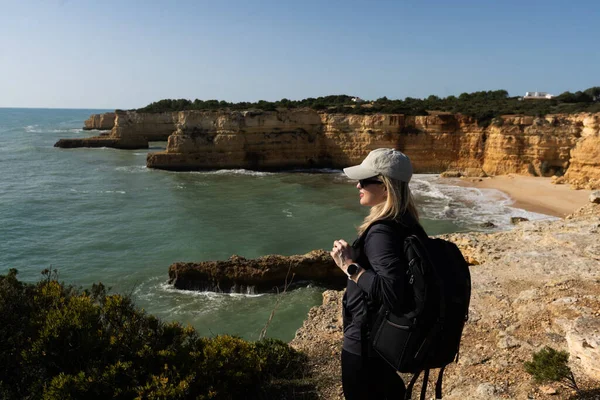 Praia do Barranco 'nun harika manzarası. Algarve bölgesi. Portekiz. - Evet. Yüksek kalite fotoğraf
