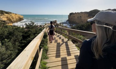 Tahta patika okyanusunda yürüyen insanlar. Yüksek kalite fotoğraf