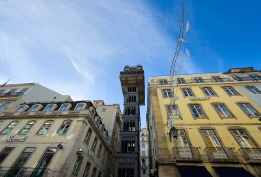 26 Aralık 2025 Lizbon, Portekiz - Elevador de Santa Justa (Elevador do Carmo olarak da bilinir), Lizbon 'un tarihi merkezi ve halk için tek dikey asansör. Yüksek kalite fotoğraf