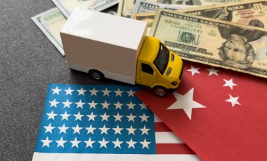 Dolar üzerinden araba, Çin ve ABD bayrakları, finans satın alma sigortası konsepti. Yüksek kalite fotoğraf