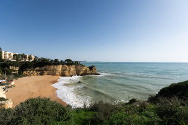 Praia Nova ve Praia de Nossa sahillerinin panoramik manzarası, Algarve, Portekiz. Yüksek kalite fotoğraf