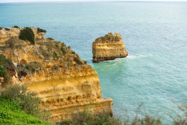 Portekiz 'in en ünlü plajlarından biri olan güzel Praia da Marinha, Algarve, Lagoa' daki Atlantik kıyısında yer almaktadır. Yüksek kalite fotoğraf