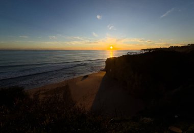 Deniz manzarası ve Olhos de Agua, Albufeira, Algarve, Portekiz sahilleri. Yüksek kalite fotoğraf
