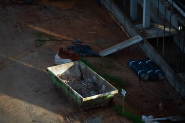 Güneşli bir günde inşaat sahasında ağır makinelerle yapılan hava aracı çekimi: Emlak Geliştiricilerinin çeşitli takımları projeyi tartışıyor. Mühendis, Mimar. Yüksek kalite fotoğraf