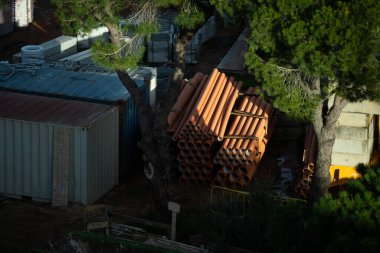 Güneşli bir günde inşaat sahasında ağır makinelerle yapılan hava aracı çekimi: Emlak Geliştiricilerinin çeşitli takımları projeyi tartışıyor. Mühendis, Mimar. Yüksek kalite fotoğraf