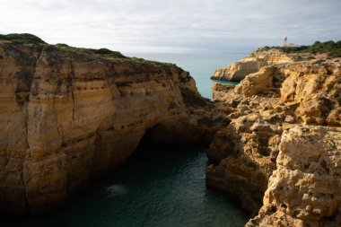 Panoramik, Farol de Alfanzina deniz fenerinin yer aldığı Algave sahilinin genel manzarası. Yüksek kalite fotoğraf