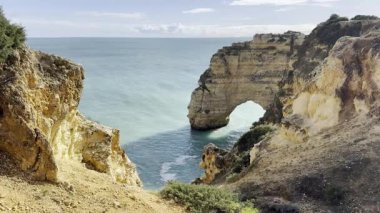 Engebeli kayalıkların altındaki doğal kemerler, Praia da Marinha, Algarve, Portekiz, Avrupa. Yüksek kalite fotoğraf