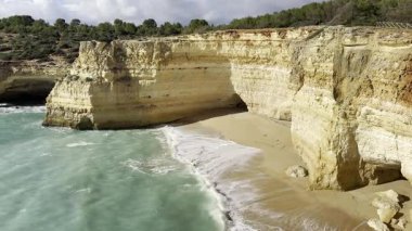 Atlantik Okyanusu 'nun kıyısında, Benagil Mağarası, Algarve, Portekiz yakınlarında Praia da Corredoura plajı olan kayalıklar. Yüksek kalite fotoğraf