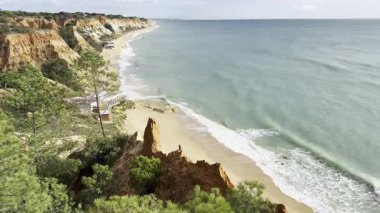 Deniz manzarası ve Olhos de Agua, Albufeira, Algarve, Portekiz sahilleri. Yüksek kalite fotoğraf