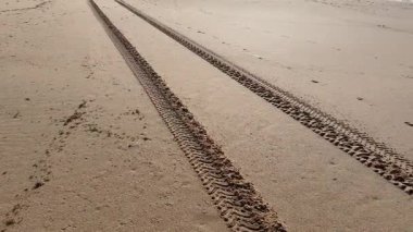 Plaj yolunda lastik izleri var. Yüksek kalite fotoğraf