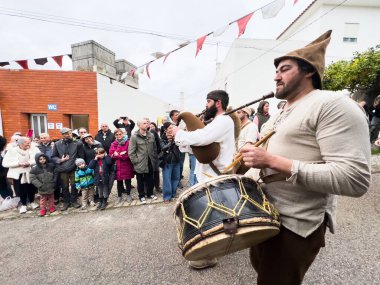 PADERNE, PORTUGAL, 1 Ocak 2026: Ortaçağ fuarında kostüm karakterleri. Yüksek kalite fotoğraf