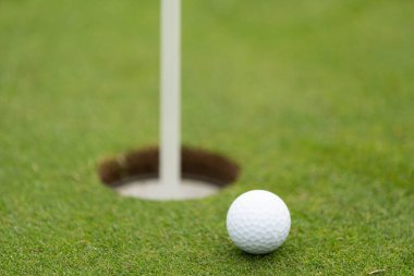 Deliğin yanında golf topu var. Yüksek kalite fotoğraf