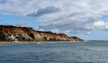 Portekiz 'de Atlantik kıyısında, deniz kayalıkları gördü. Yüksek kalite fotoğraf