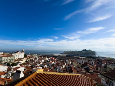 Lizbon, Portekiz. 26 Aralık 2025. Şehirde güneşli bir gün. Körfezin ve çatıların manzarası. Gezinti yürüyüşü. Yüksek kalite fotoğraf