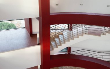 Çok katlı bir evin merdiven boşluğunda kırmızı ok işaretli, üst manzaralı. Yüksek kalite fotoğraf