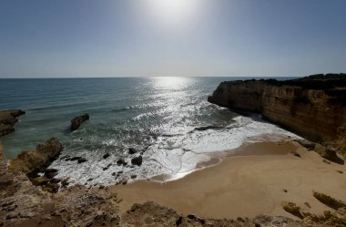 Morena plajı, Algarve, Portekiz. Güney Portekiz 'de güneş doğarken kaya oluşum uçurumu. Yüksek kalite fotoğraf