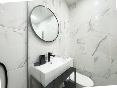 Modern mermer bir banyonun içi. Lavabo aynanın altında, tuvaletin ve banyonun yanında ve havlu askısının yanında. - Evet. Yüksek kalite fotoğraf