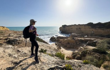 Kız okyanusun kenarında dinleniyor, denize bakıyor. Yüksek kalite fotoğraf