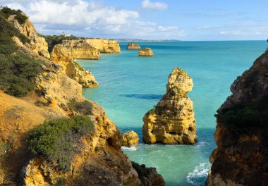 Portekiz 'in en ünlü yerlerinden biri olan Praia da Marinha yakınlarındaki doğal kemerli manzara, Algarve, Lagoa' daki Atlantik kıyısında yer almaktadır. Yüksek kalite fotoğraf