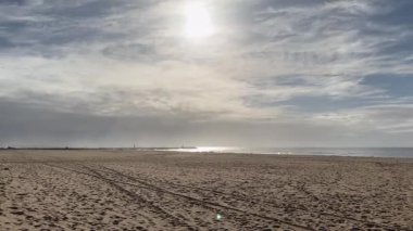 Güneşli bir günde boş, kumlu sahil ve deniz dalgaları. Yüksek kalite fotoğraf