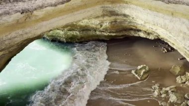 Algarve, Portekiz 'deki kumlu Corredoura Sahili' nden güzel uçurumlar. Yüksek kalite fotoğraf