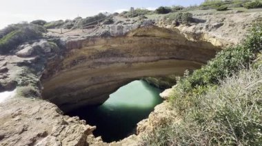 Algarve, Portekiz 'deki kumlu Corredoura Sahili' nden güzel uçurumlar. Yüksek kalite fotoğraf