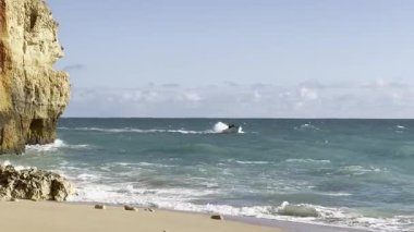 Tekne ve jet ski Benagil, Algarve, Portekiz ve Avrupa 'da Atlantik Okyanusu boyunca hızla ilerliyor. Akdeniz 'de doğa ve yaşam tarzı. Uyan, dalgalar ve dalgalar. Yüksek kalite 4k görüntü