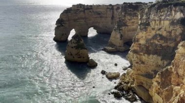 Portekiz 'in en ünlü yerlerinden biri olan Praia da Marinha yakınlarındaki doğal kemerli manzara, Algarve, Lagoa' daki Atlantik kıyısında yer almaktadır. Yüksek kalite fotoğraf