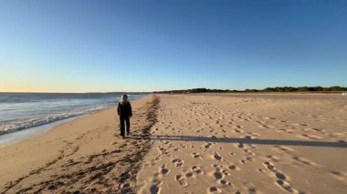 Güzel seksi bir kız okyanus suyuna girer, flört eder. Formda sporcu bir kadın okyanusun dalgalarından zevk alır. Dünyayı dolaşmak. Yüksek kalite 4k görüntü