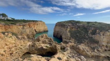 Güneşli günde Kaya oluşumları, Kayalıklar ve Atlantik Okyanusu. Algarve, Portekiz. Yüksek kalite fotoğraf