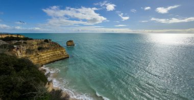Portekiz 'in en ünlü plajlarından biri olan güzel Praia da Marinha, Algarve, Lagoa' daki Atlantik kıyısında yer almaktadır. Yüksek kalite fotoğraf