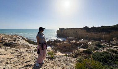 Plajdaki genç kız Praia da Albandeira, Algarve, Portekiz. Yüksek kalite fotoğraf