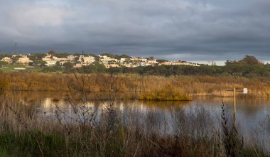 Alacakaranlıkta göl. Arka planda ağaçlar ve dramatik bir gökyüzü. Yüksek kalite fotoğraf