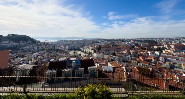 Portekiz 'in Lisboa kentindeki geleneksel çatıların manzarası, terracotta fayansları ve tarihi mimarisi, canlı bir kentsel manzara yaratıyor, yatay. Yüksek kalite fotoğraf