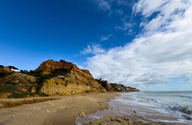 Güney Portekiz 'in Algarve bölgesinde yer alan Praia do Barranco das Belharucas plajının deniz manzarası ve kıyı şeridi. Praia do Barranco das Belharucas plajı, Albufeira, Algarve, Portekiz. Yüksek kalite fotoğraf