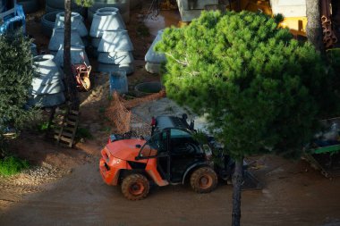 Güneşli bir günde inşaat sahasında ağır makinelerle yapılan hava aracı çekimi: Emlak Geliştiricilerinin çeşitli takımları projeyi tartışıyor. Mühendis, Mimar. Yüksek kalite fotoğraf