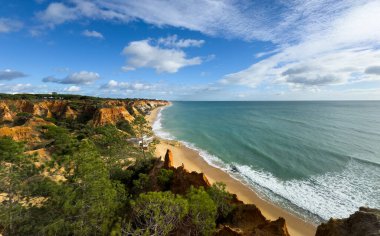 Portekiz 'de Atlantik kıyısında, deniz kayalıkları gördü. Yüksek kalite fotoğraf