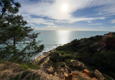 Deniz manzarası ve Olhos de Agua, Albufeira, Algarve, Portekiz sahilleri. Yüksek kalite fotoğraf