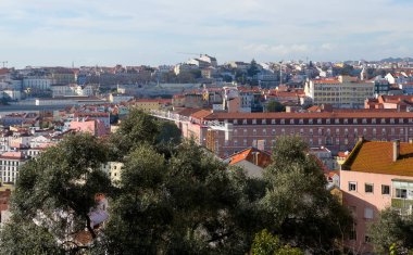 Lizbon, Portekiz 'in panoramik manzarası, kırmızı çatıları, tarihi mimarisi ve açık mavi gökyüzünün altındaki Atlantik Okyanusu. Yüksek kalite fotoğraf