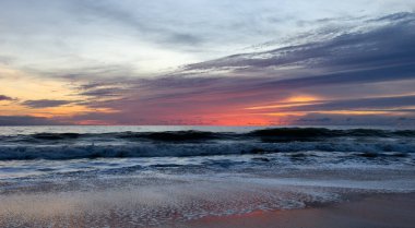 Deniz günbatımının renkleri. Deniz Burnu Doğa Bileşimi. Doğal arka plan. Yüksek kalite fotoğraf