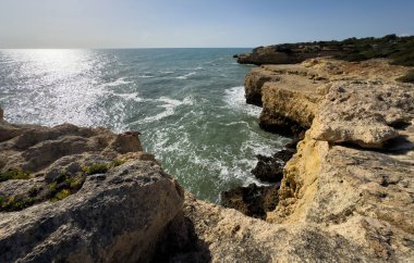 Günbatımındaki uçurumların güzel manzarası Arnavutdeira, Algarve, Portekiz. Yüksek kalite fotoğraf