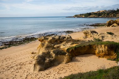 Praia manzarası, Lagos yakınlarındaki köy, Algarve, Güney Portekiz. Yüksek kalite fotoğraf