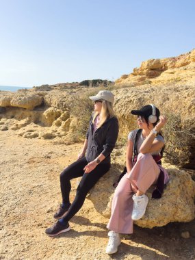 Günbatımındaki uçurumların güzel manzarası Arnavutdeira, Algarve, Portekiz. Yüksek kalite fotoğraf