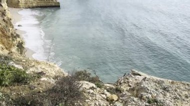 Marinha Sahili ve Mesquita Sahili 'nin havadan görünüşü. Carvoeiro 'da güzel bir sahil, Algarve, Portekiz' de. Yüksek kalite fotoğraf