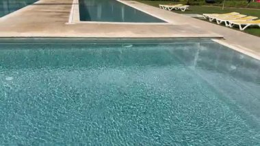 Havuzun beyaz taş kenarı ve mavi havuz suyu dokusu. Üst görünüm, kopyalama alanı, tasarım şablonu. Yüksek kalite fotoğraf