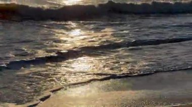 Okyanus ufkunda altın gün batımı sakin, doğal deniz manzarası ve açık gökyüzünü gösteriyor. Yüksek kalite fotoğraf